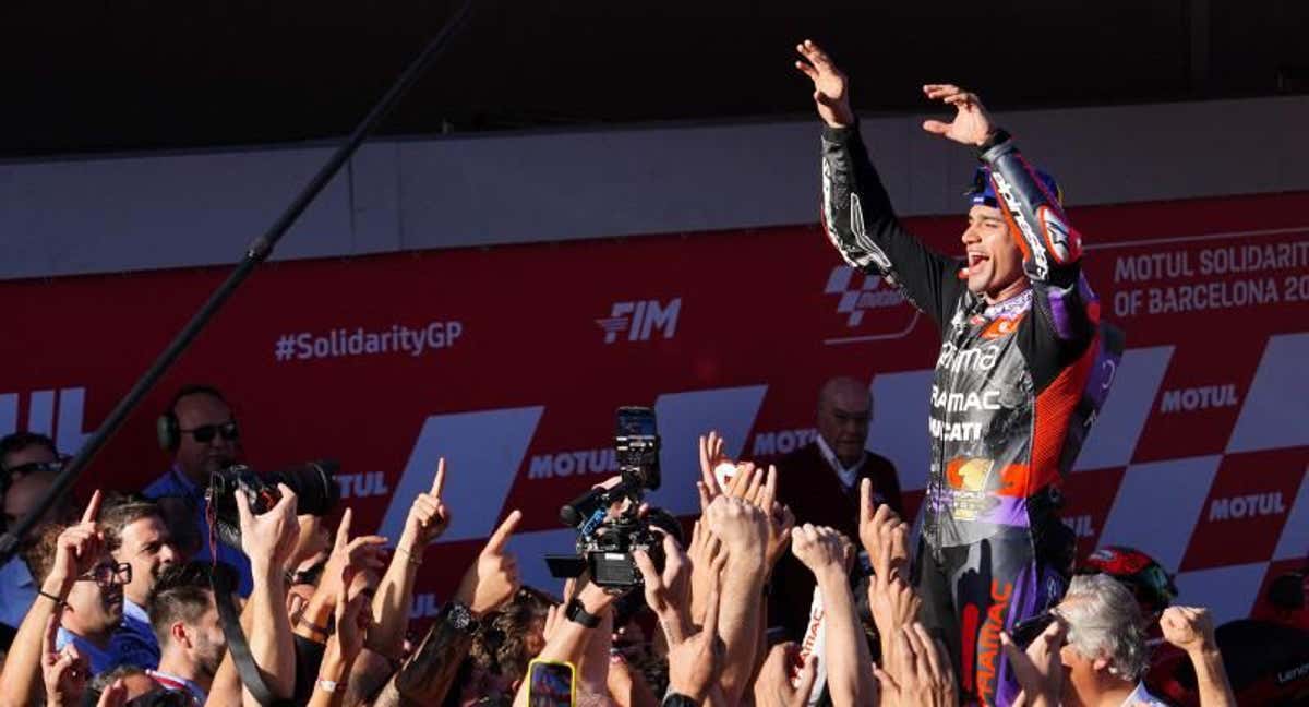 Jorge Martín celebra en Montmeló su pasado título Mundial. /EFE