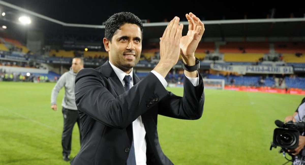 Nasser Al-Khelaifi aplaude tras ganar el PSG un partido.