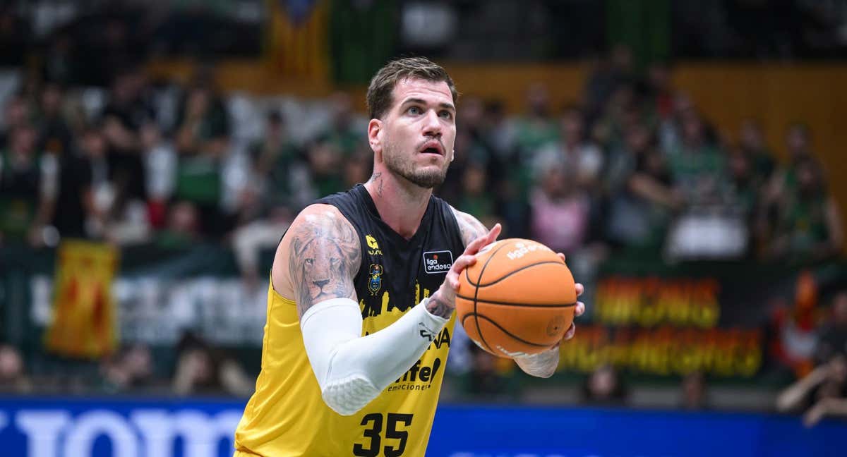 Fran Guerra durante un lanzamiento en un partido en Badalona./ACB Media