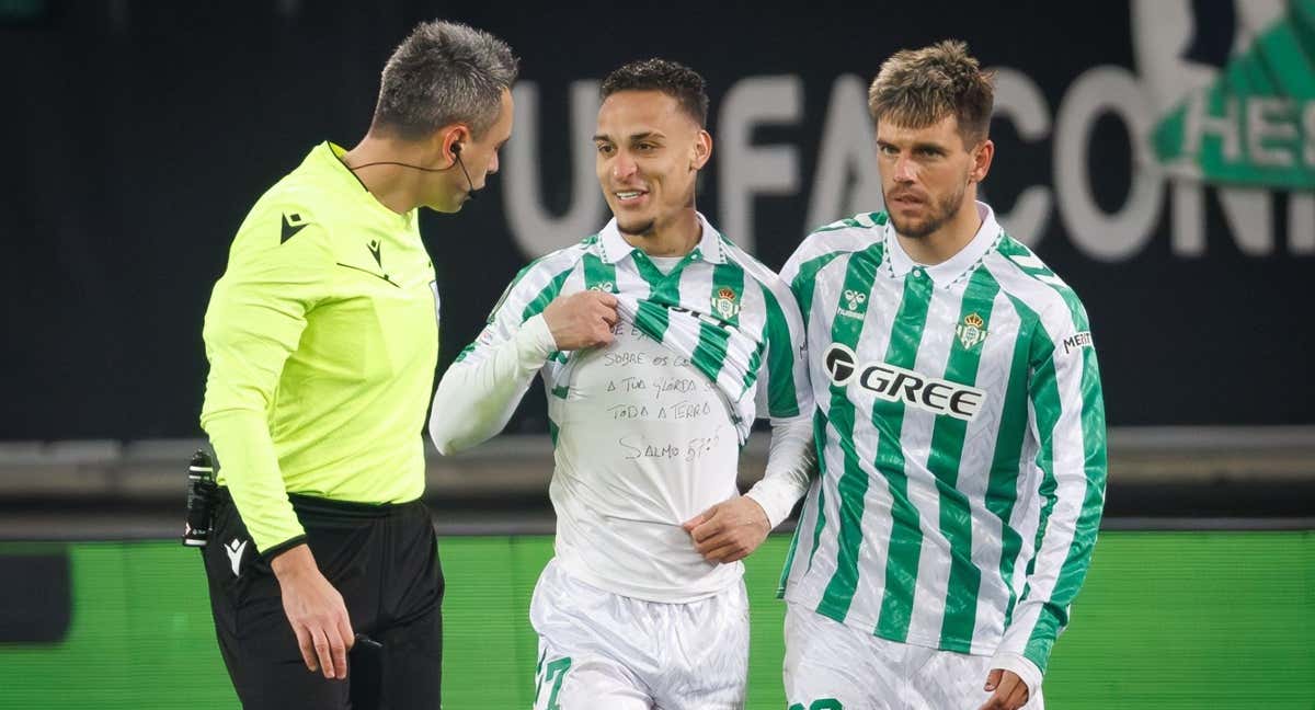 Antony habla con el árbitro tras celebra su gol en Gante./EP