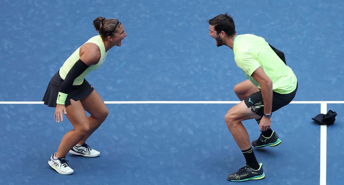 Sara Errani y Andrea Vavassori celebran su triunfo en la final del dobles mixto del US Open 2024. /Matthew Stockman/Getty Images