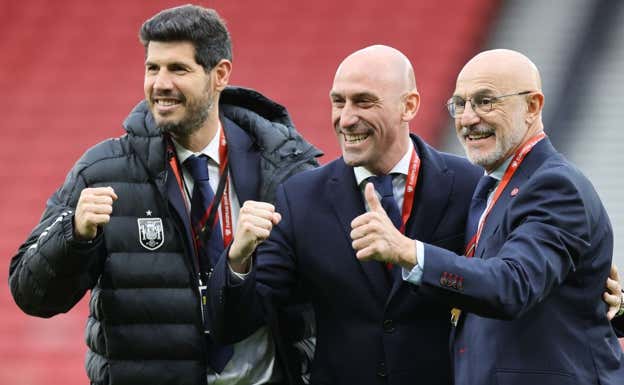 Luque, Rubiales y De la Fuente, antes del partido en Escocia de marzo de 2023.  GETTY
