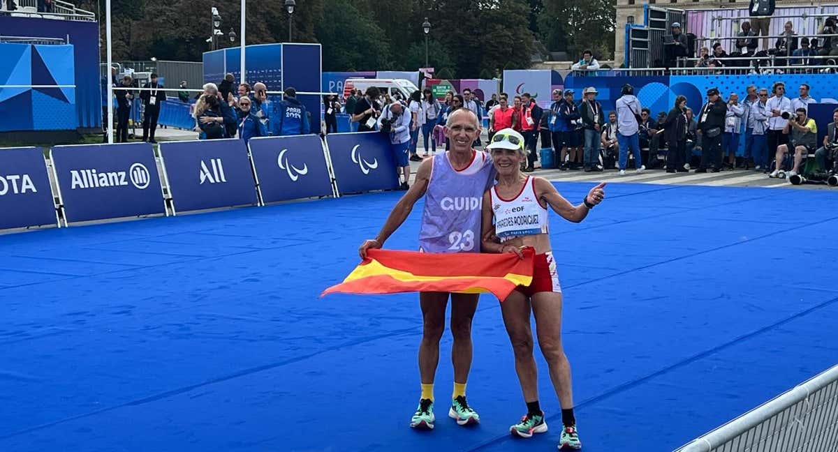 Mari Carmen al final del maratón de París con Lorenzo.</p><p> /MARI CARMEN PAREDES