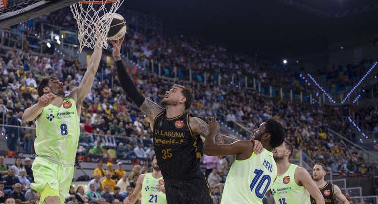 Fran Guerra lucha el balón con Darío Brizuela.