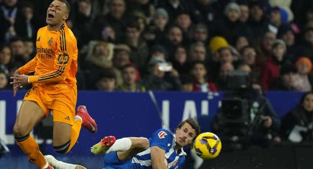 El linier que vio la patada de Carlos Romero a Mbappé avisó que era roja, se libró del neverazo… y estará en el Osasuna-Real Madrid