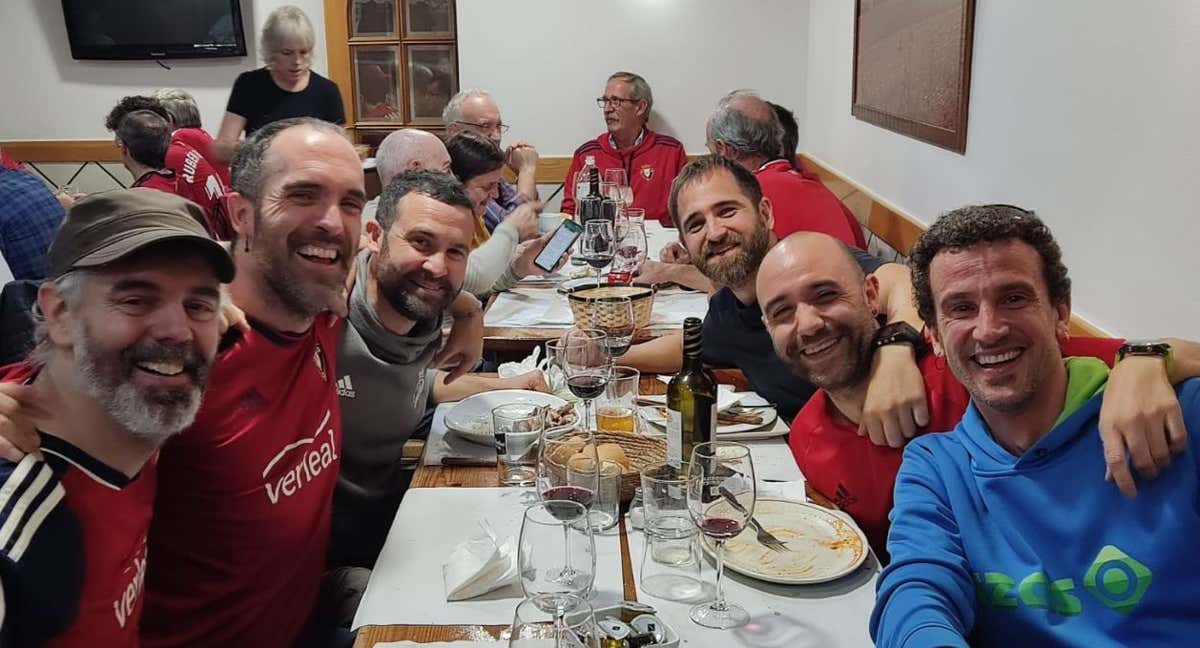 Iñaki y su cuadrilla disfrutando de una buena previa de Osasuna./Cedida