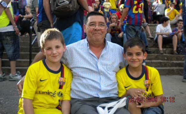 Arnau, Paco y Gerard en los aledaños del viejo Camp Nou. RELEVO