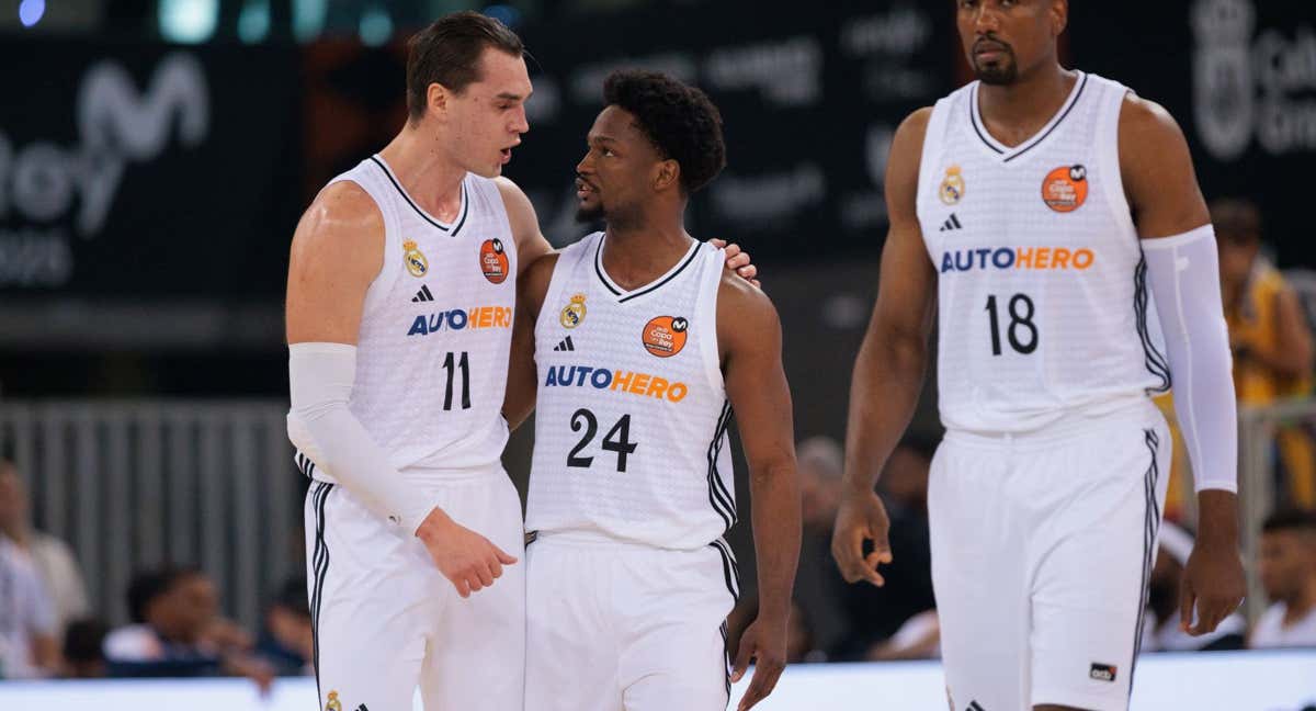 Mario Hezonja hablando con Andrés Feliz durante el partido. /ACB PHOTO/A. ARRIZABALAGA