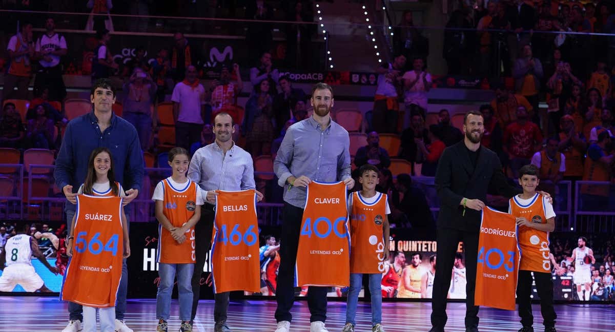 Carlos Suárez, Tomás Bellas, Víctor Claver y el Chacho, durante el homenaje. /ACB PHOTO/M. POZO