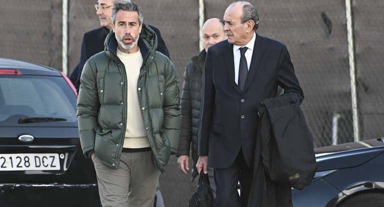 Jorge Vilda, ex seleccionador español, entra en la Audiencia Nacional junto a su abogado para el final del juicio del 'Caso Rubiales'.
