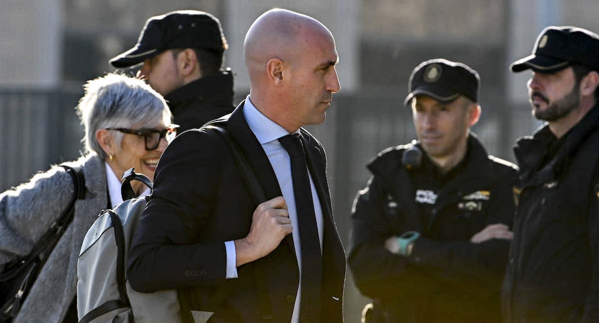 Luis Rubiales, expresidente de la RFEF, llega a la Audiencia Nacional junto a su abogada, Olga Tubau, en una de las sesiones del juicio por el 'Caso Rubiales'. /EFE