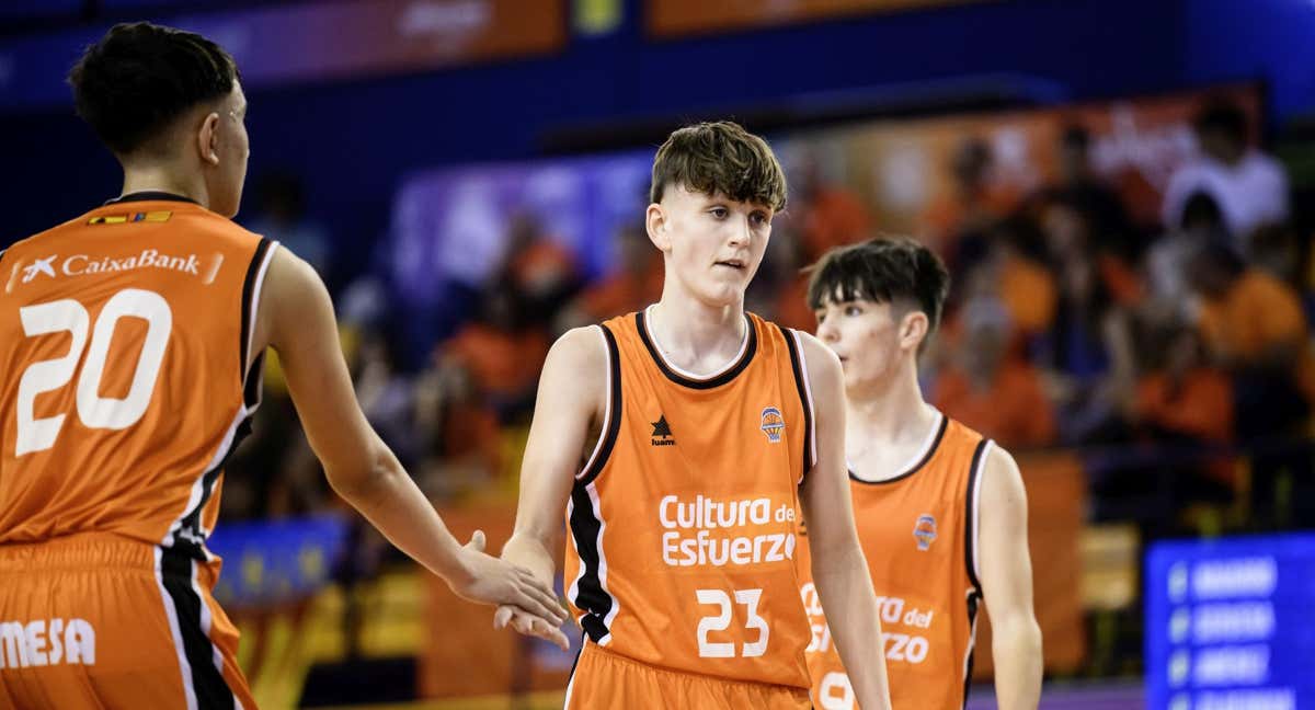 Adrian Szmit, en un partido con Valencia Basket./ACB