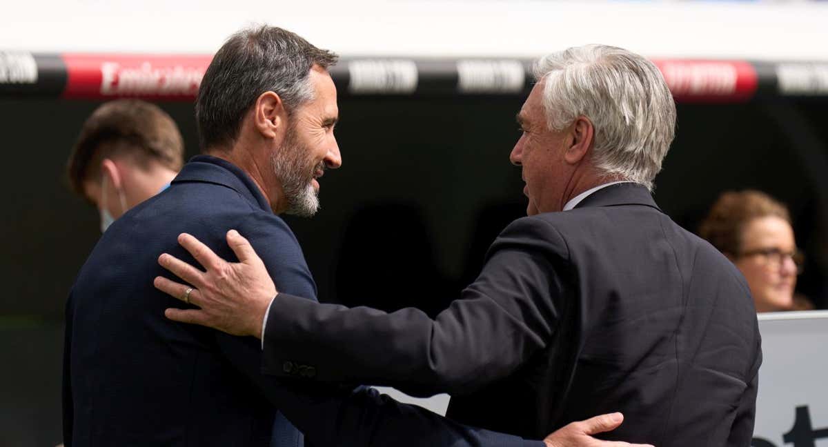 Vicente Moreno junto a Carlo Ancelotti, durante el encuentro entre Espanyol y Real Madrid de 2022. /GETTY