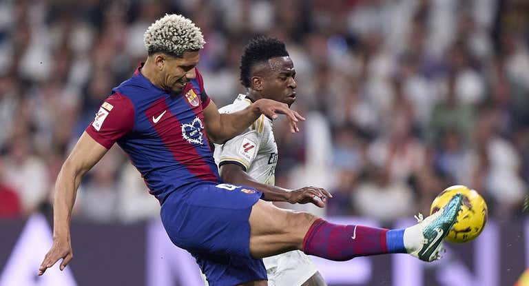Vinicius y Araujo, en el último Clásico en el que coincidieron.
