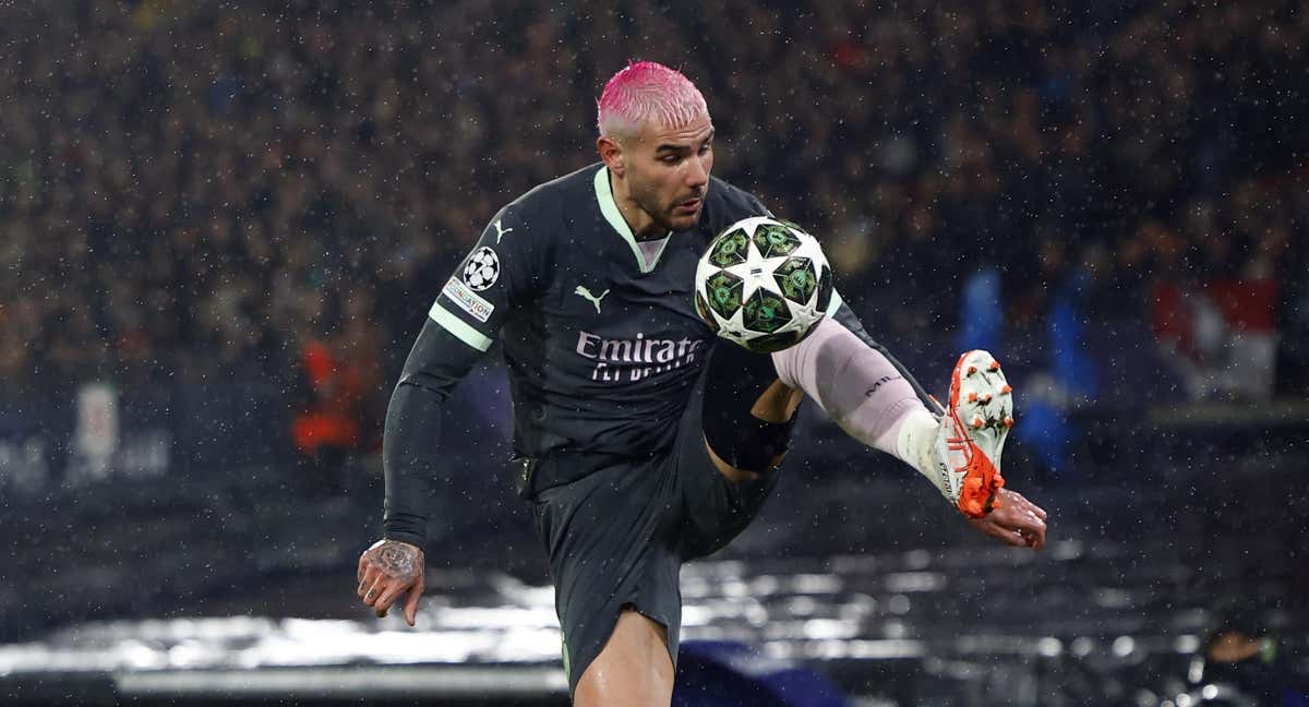 Theo Hernández, con su pelo de color rosa./REUTERS