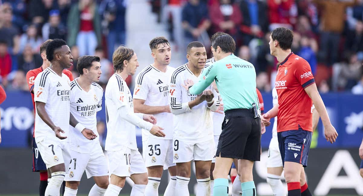 Munuera Montero, con los jugadores del Real Madrid./EFE