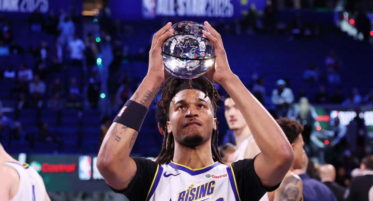 Stephon Castle con el trofeo de MVP del partido de novatos./AFP