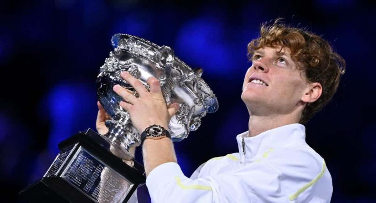 Jannik Sinner con el trofeo del Australian Open. /AFP