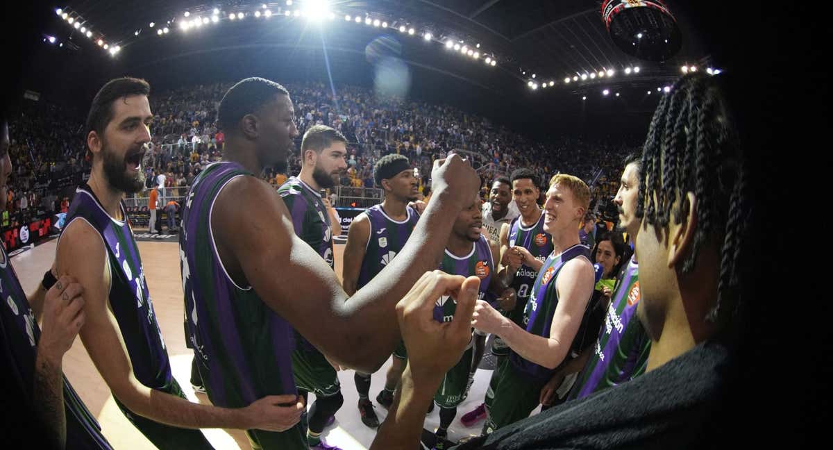 Yankuba Sima y Alberto Díaz, en el centro, junto al resto de jugadores de Unicaja tras lograr el billete a la final de Copa. /ACB PHOTO/MARIANO POZO