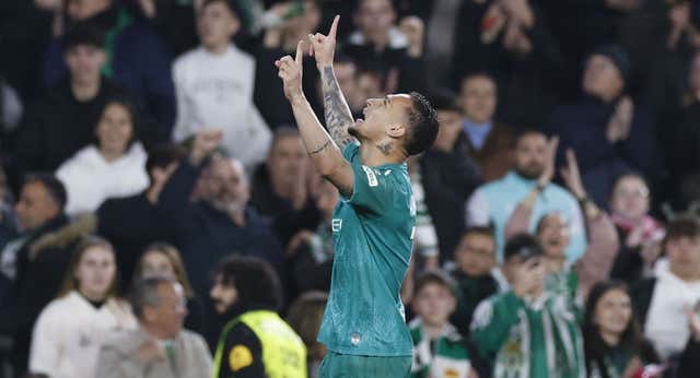 Jesús Rodríguez lidera el festín del Betis ante una Real en inferioridad