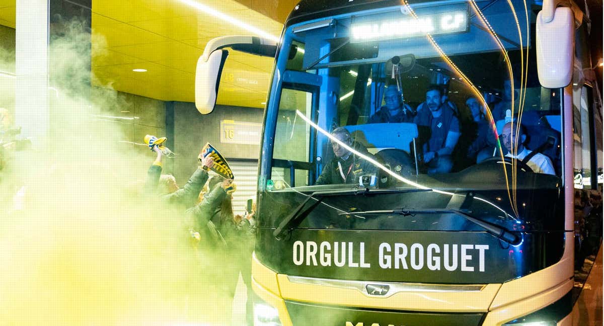 El autobús del Villarreal CF llega al estadio. /Villarreal C.F