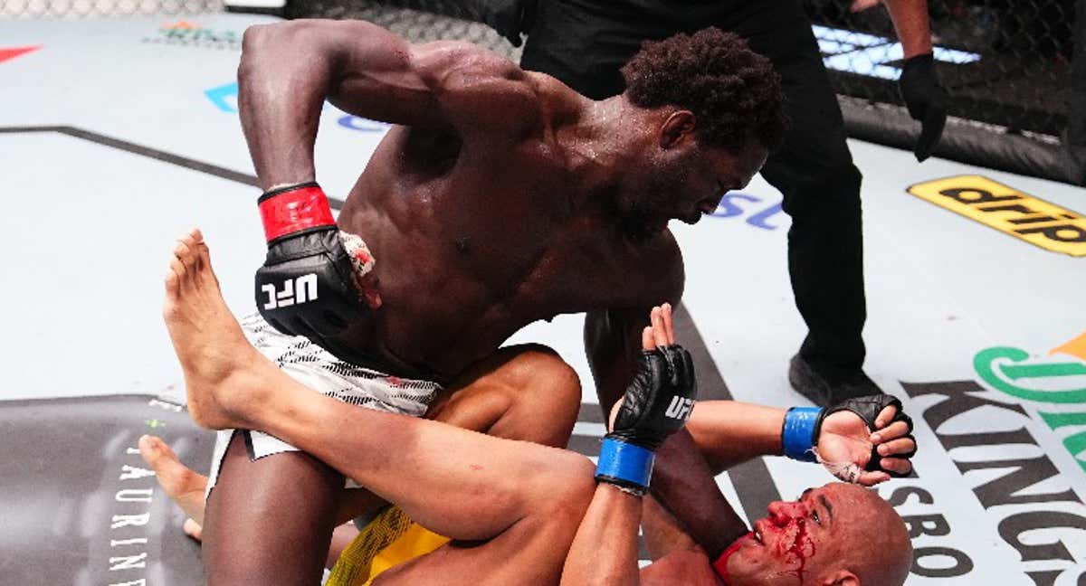 Jared Cannonier golpea a Gregory Rodrigues durante su combate en el UFC Las Vegas 102.