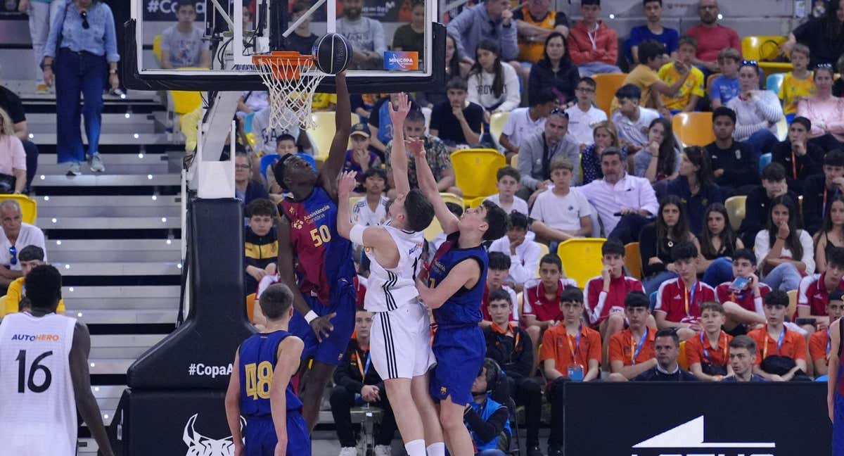 Cheikh Gaye pone un tapón en la final de la Minicopa Endesa. /ACB PHOTO/MARIANO POZO