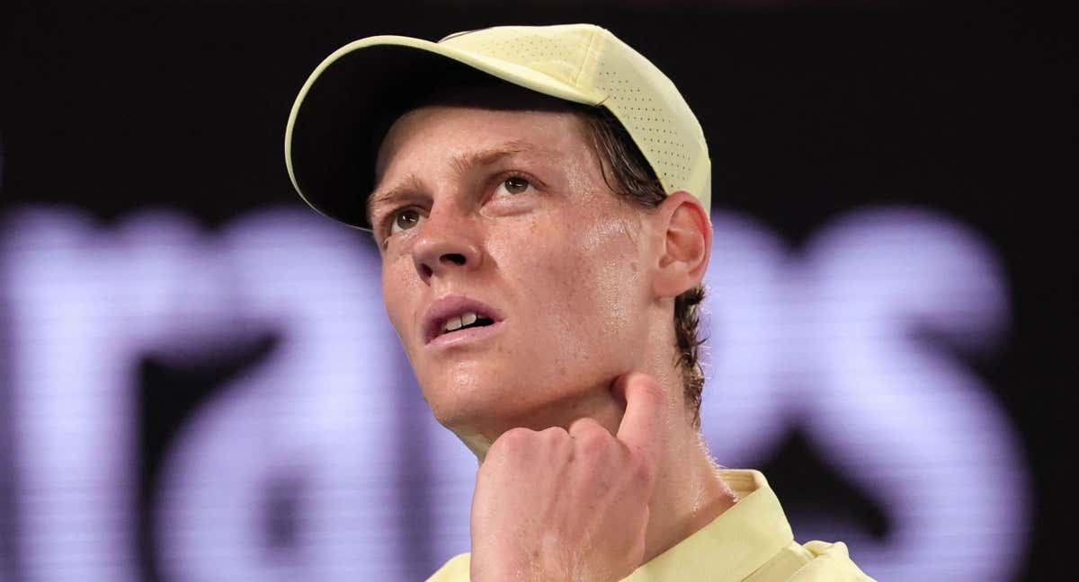 Jannik Sinner, número uno del mundo, ha pactado una sanción de tres meses con la AMA tras su positivo por dopaje. /DAVID GRAY / AFP