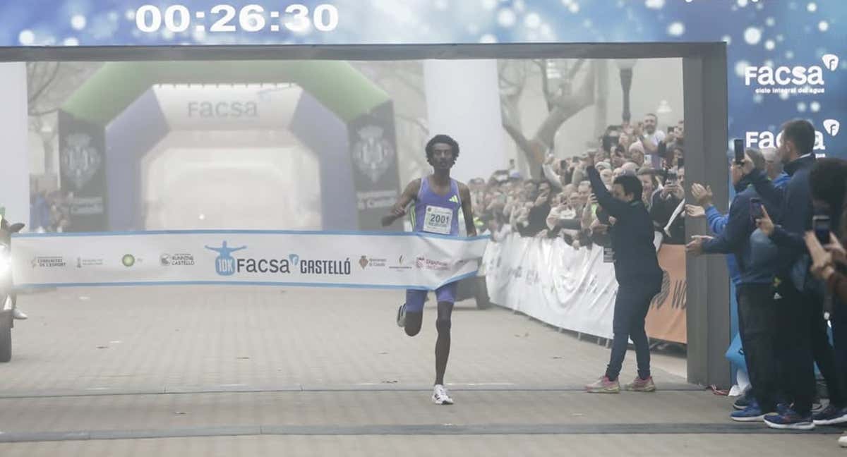 Kejelcha cruzando la línea de meta en el 10K FACSA Castellón./10K FACSA CASTELLÓN