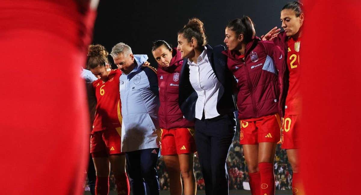 Montse Tomé habla con las jugadoras tras un amistoso de la Selección. /RFEF