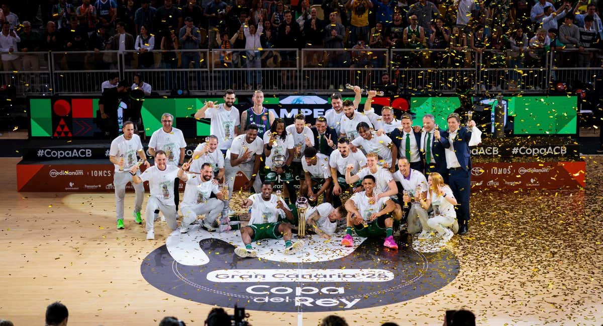 El Unicaja celebra la Copa en Gran Canaria. /ACB PHOTO/A. ARRIZABALAGA