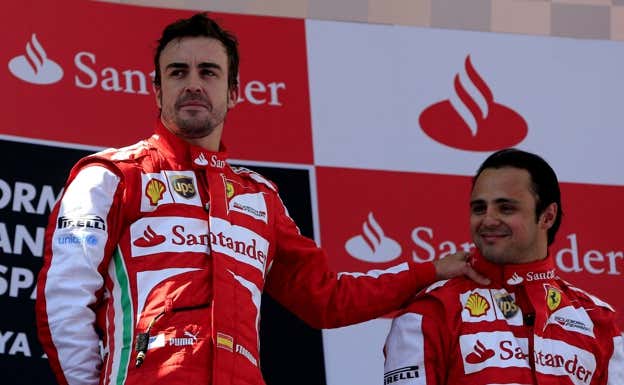 Alonso y Massa, compartiendo podio en Montmeló 2013 vestidos de Ferrari. AFP