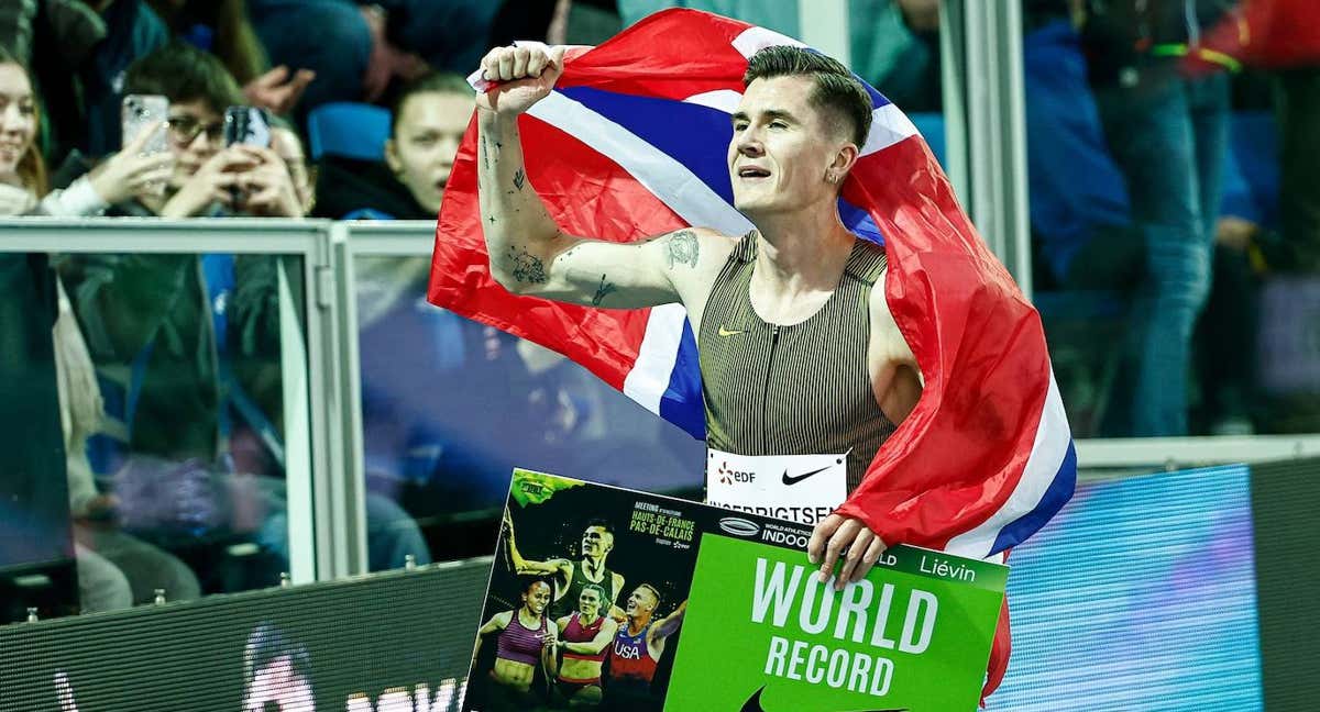 Jakob Ingebrigtsen (24), tras batir el récord de 1.500 y de la milla indoor en Liévin. /AFP