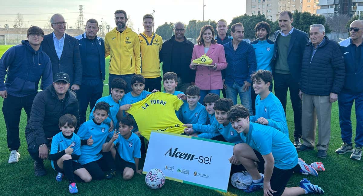 Los niños que juegan en La Torre en el nuevo campo de fútbol. /Relevo.