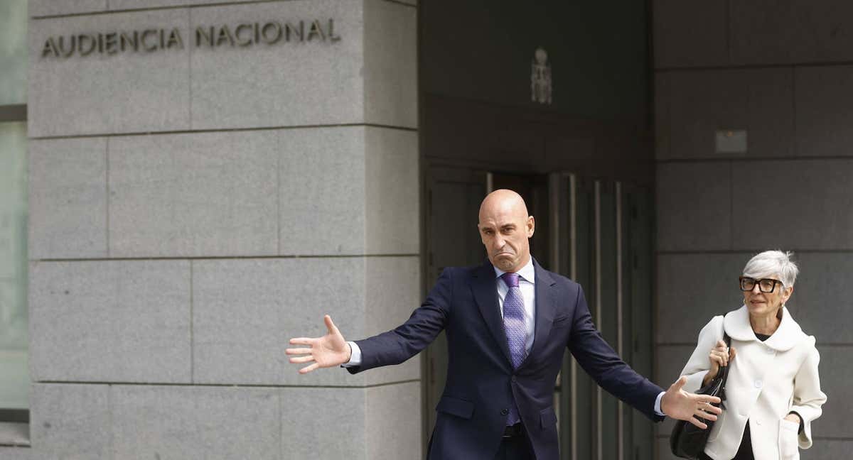 Luis Rubiales, acompañado de Olga Tubau, a su salida de la Audiencia Nacional durante la fase de instrucción. /EFE