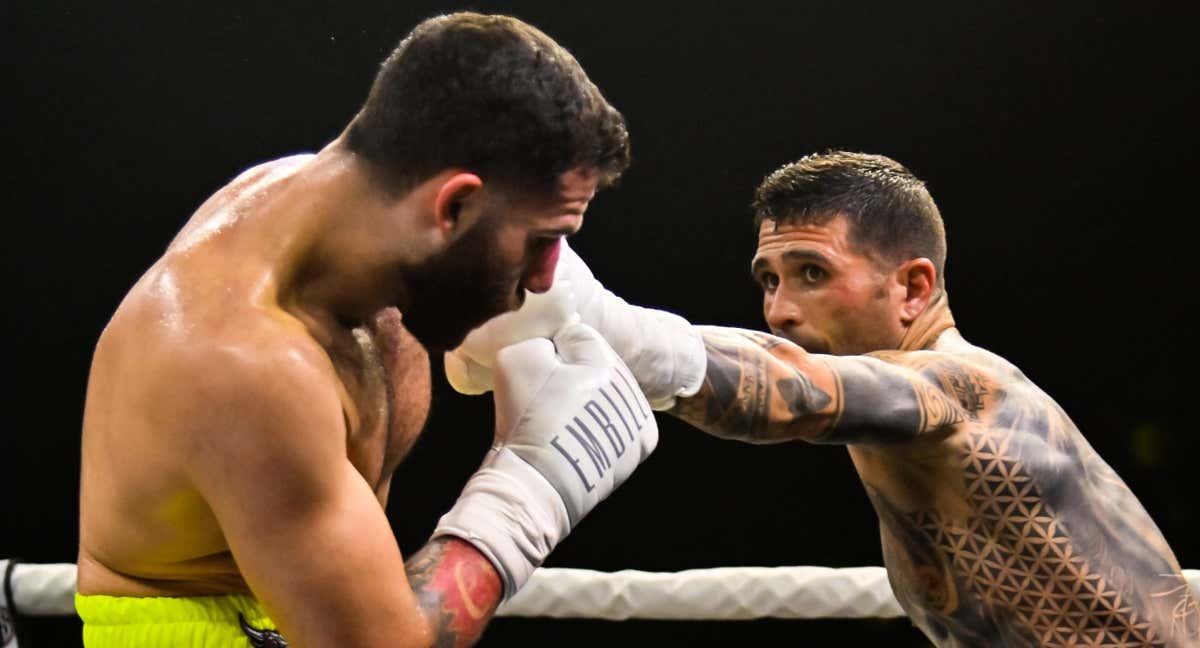 Roberto Casado golpea a Zeynel Elbir durante su combate./Cortersía de J.L. Recio