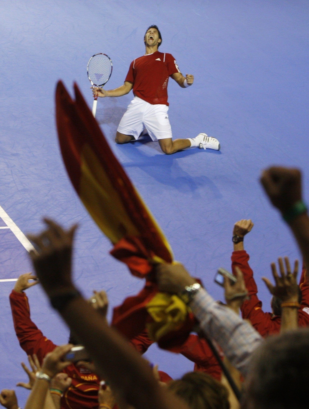 Fernando Verdasco celebra su triunfo sobre José Acasuso en la final de la Davis de 2008.  REUTERS/Marcos Brindicci