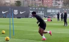 Atentos a la celebración de Gavi tras marcar gol en el entrenamiento del Barça.