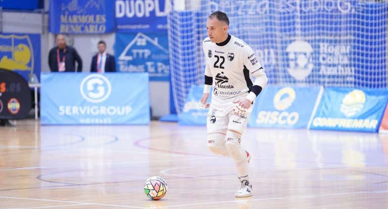 Gus durante un partido de Liga en Primera División.