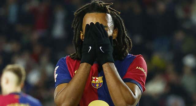 Flick vuelve a castigar a Koundé por llegar tarde… por segunda vez esta temporada