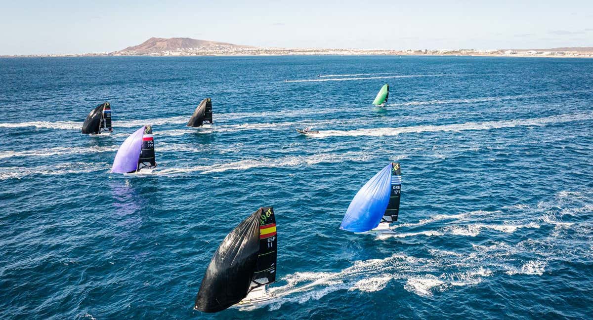 La flota de 49er navega con Lanzarote al fondo. /JACOBO BASTOS