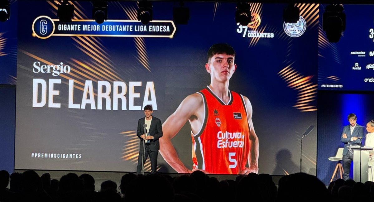 Sergio de Larrea recibe su premio.