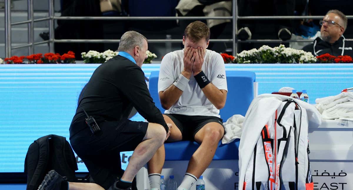 Medjedovic sufre en su partido ante Tsitsipas./AFP