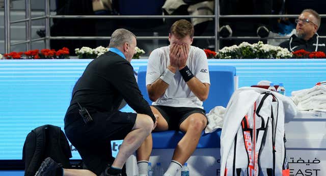 La última de Tsitsipas: pierde contra el 73 del mundo, que disputó cuatro juegos cojo