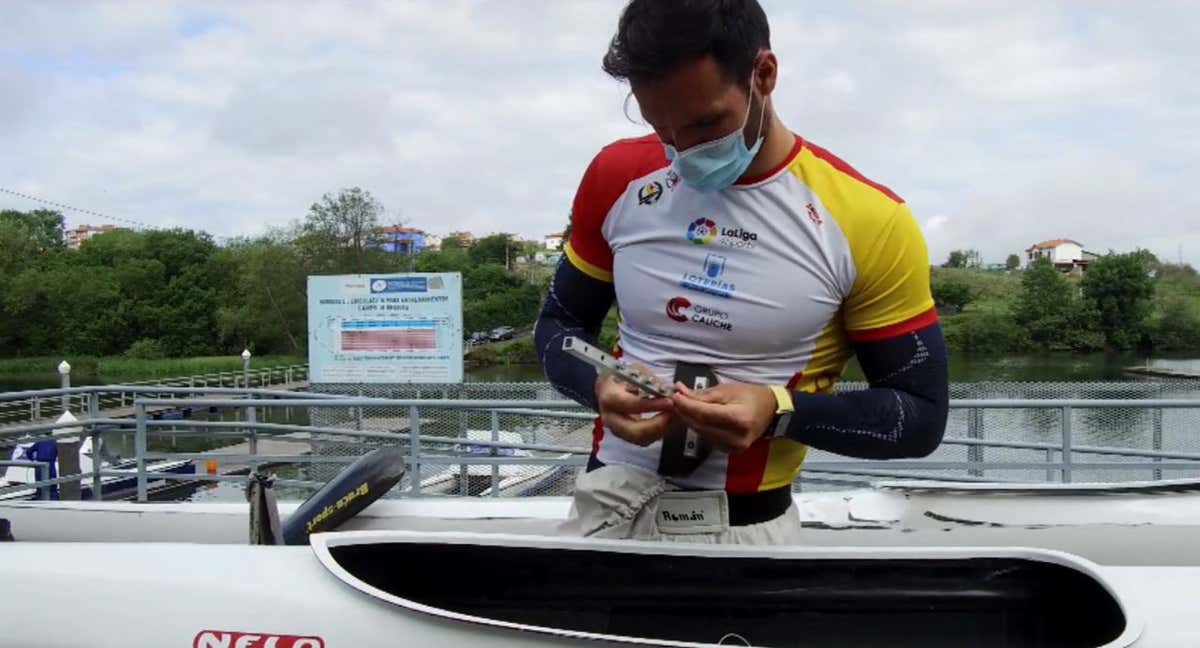 Saúl Craviotto colocando el taco en su kayak./MOVISTAR+