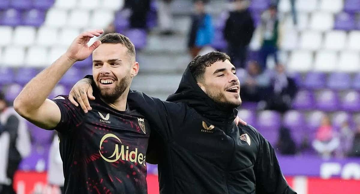 Isaac y Ramón Martínez, debutante, tras la victoria del Sevilla en Valladolid./SFC