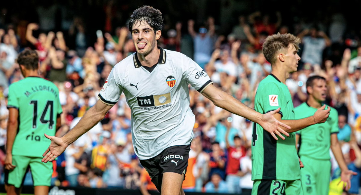 Javi Guerra celebra su gol en Mestalla ante el Atlético de Madrid. /Valencia c.f