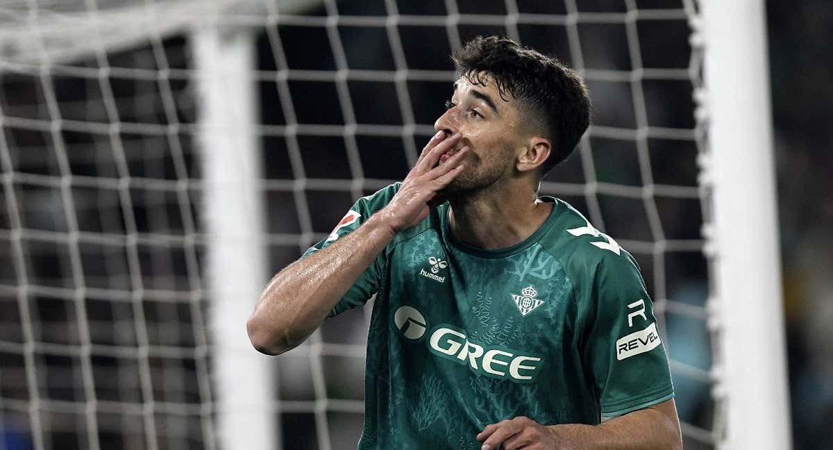 Marc Roca celebra uno de sus goles ante la Real Sociedad.
