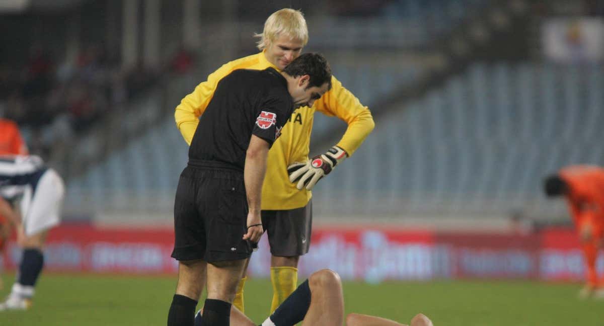 Santi Cañizares dialoga con el árbitro en un partido de la Real Sociedad./José Mari López