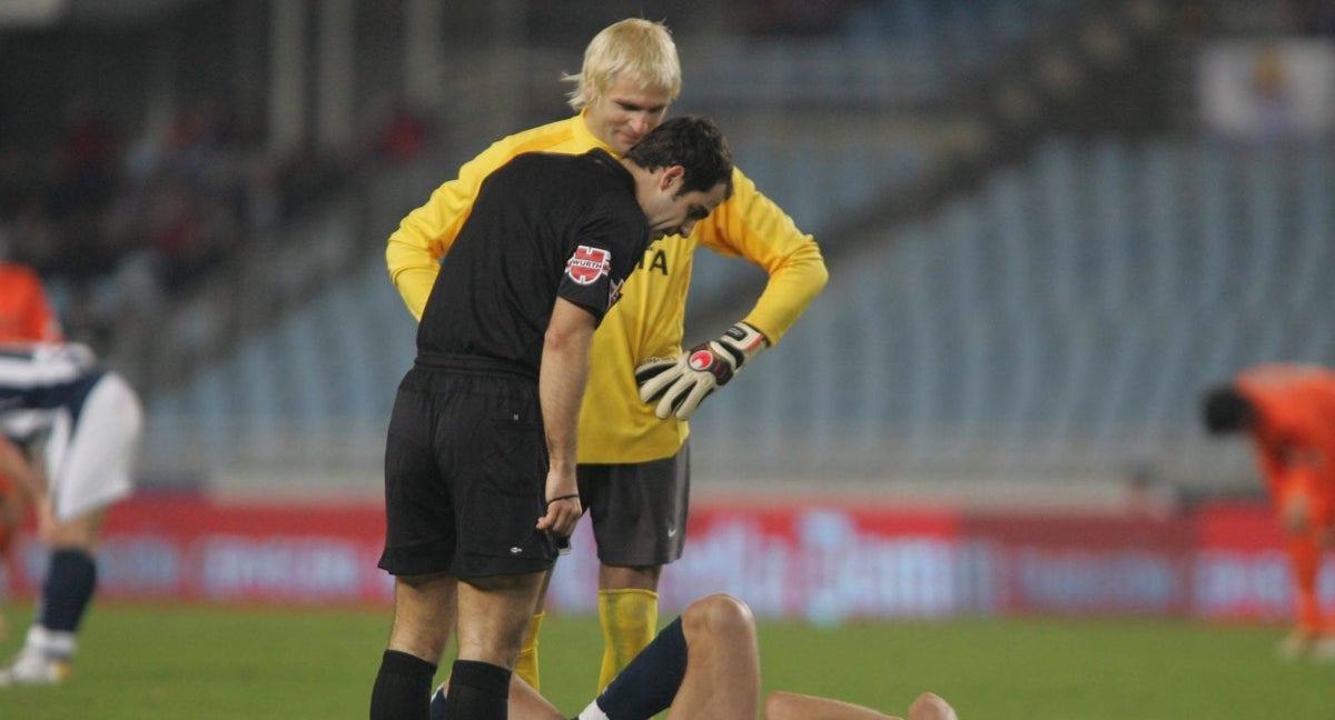 Santi Cañizares dialoga con el árbitro en un partido de la Real Sociedad.